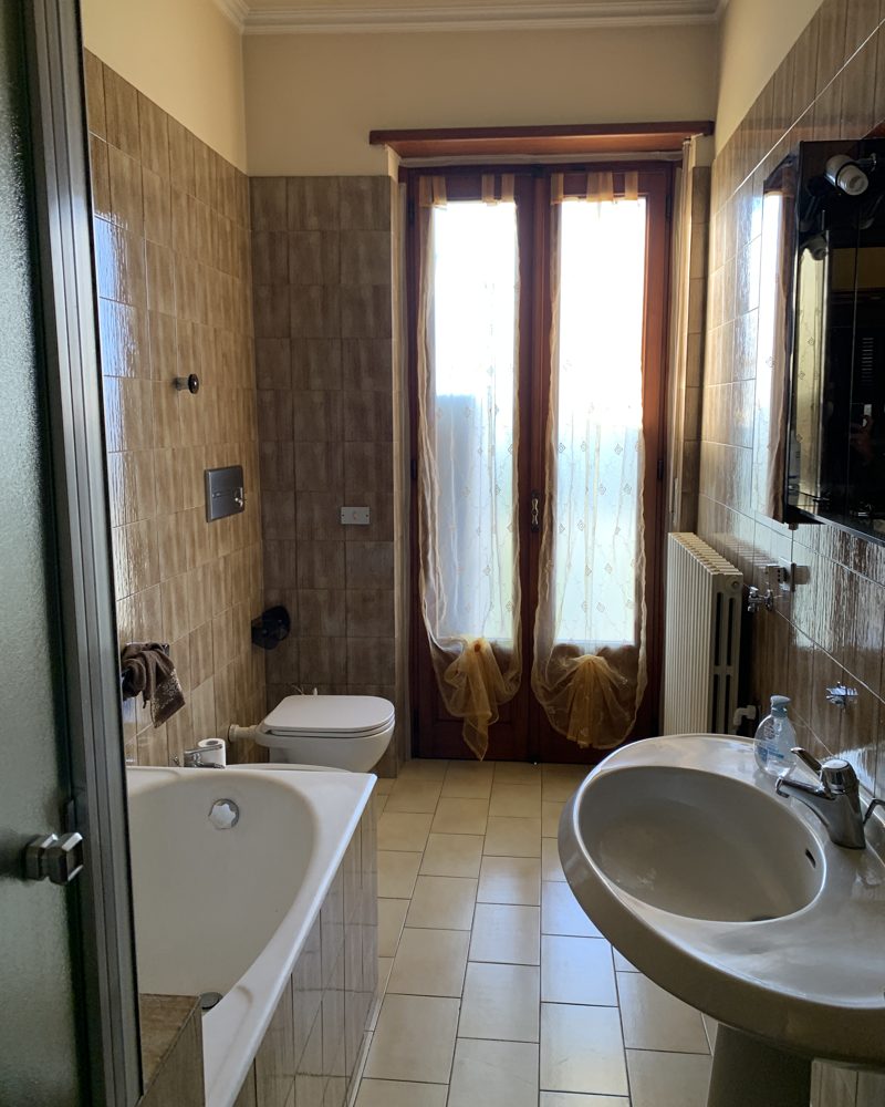 Bagno prima della ristrutturazione completa