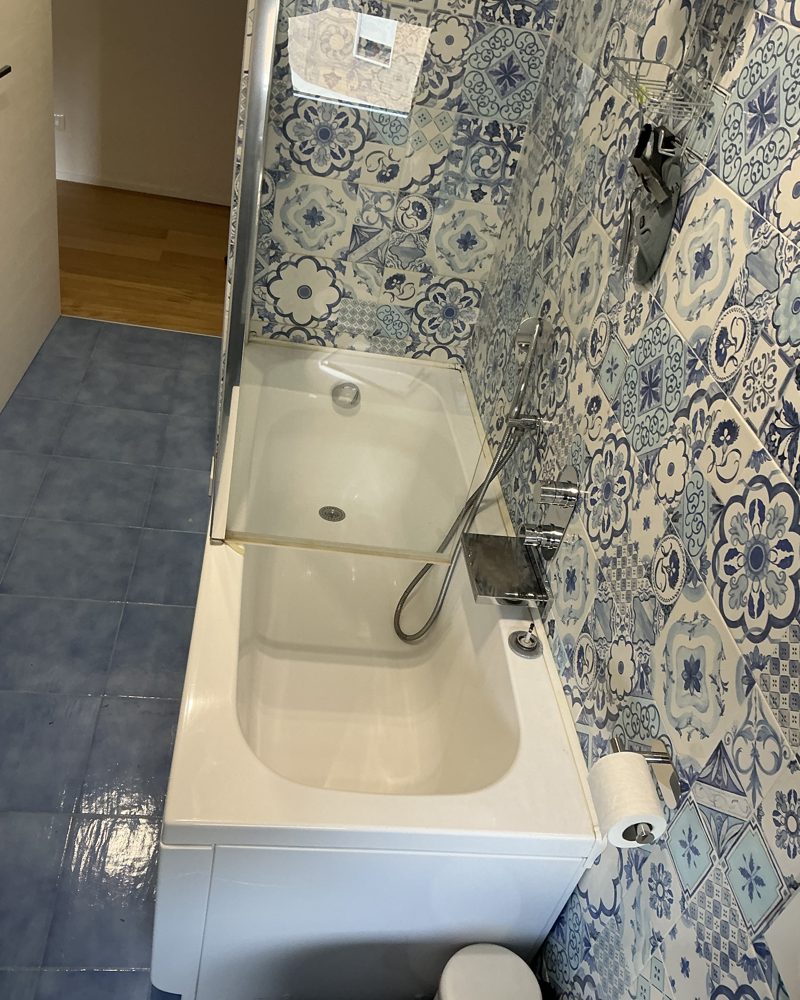 Bagno con vasca prima dell'intervento